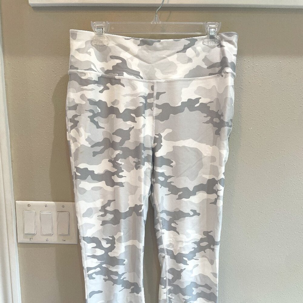 Avia Women's leggings White camo Size large